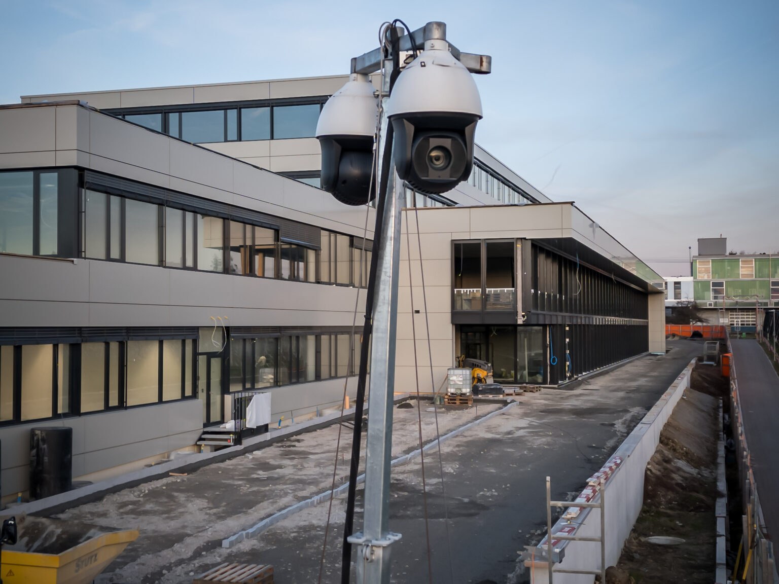 Überwachungskameras vor einem Industriegebäude