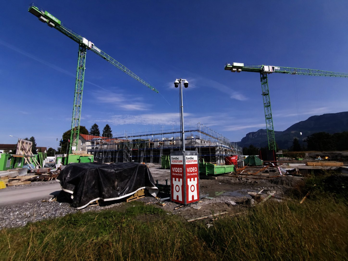 Ausgefahrener EuroSec Videoturm auf einer Baustelle mit Kränen
